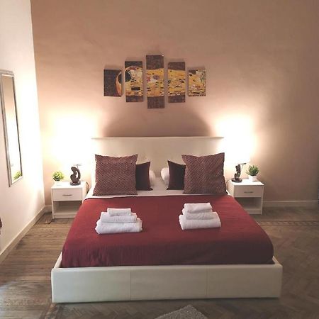 Domus Luigi Leone 2 Bed & Breakfast Naples Exterior photo