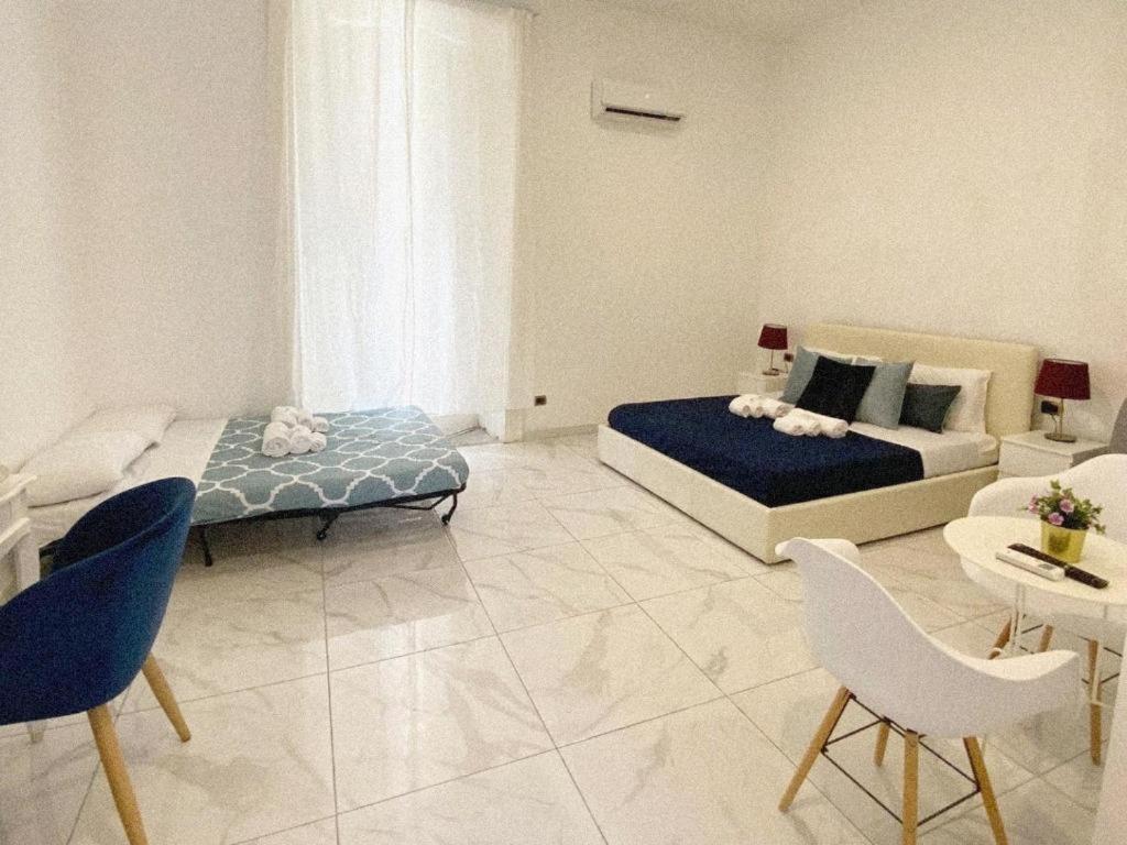 Domus Luigi Leone 2 Bed & Breakfast Naples Exterior photo