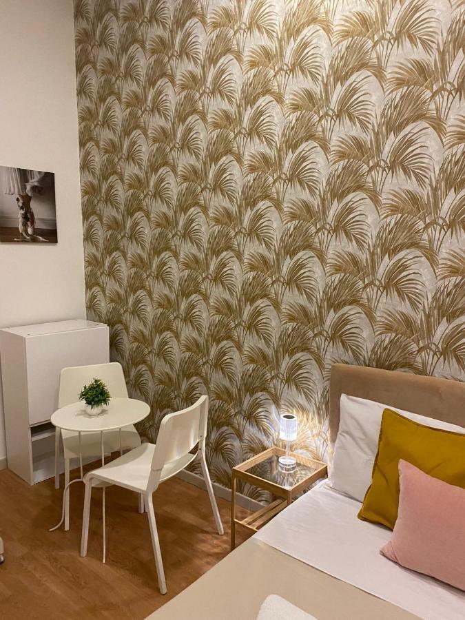 Domus Luigi Leone 2 Bed & Breakfast Naples Exterior photo